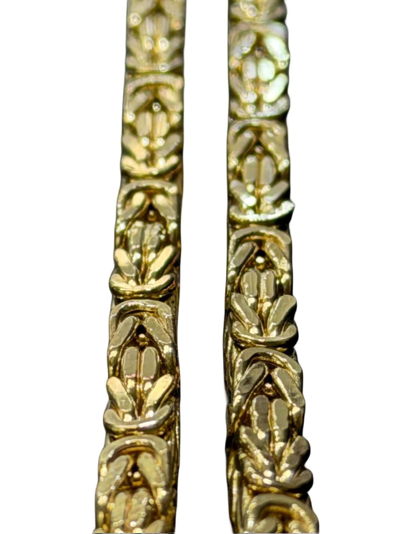 De Gouden Koningsketting 14kt, modelnummer 0002474, is een prachtige halsketting van een onbekend merk. Gemaakt van 14-karaats goud, met een gewicht van 35,84 gram en een breedte van 4,2 mm, straalt het luxe uit. Het beste te dragen bij chique gelegenheden, combineert elegant met klassieke en avondkleding. Lengte: 65 cm.