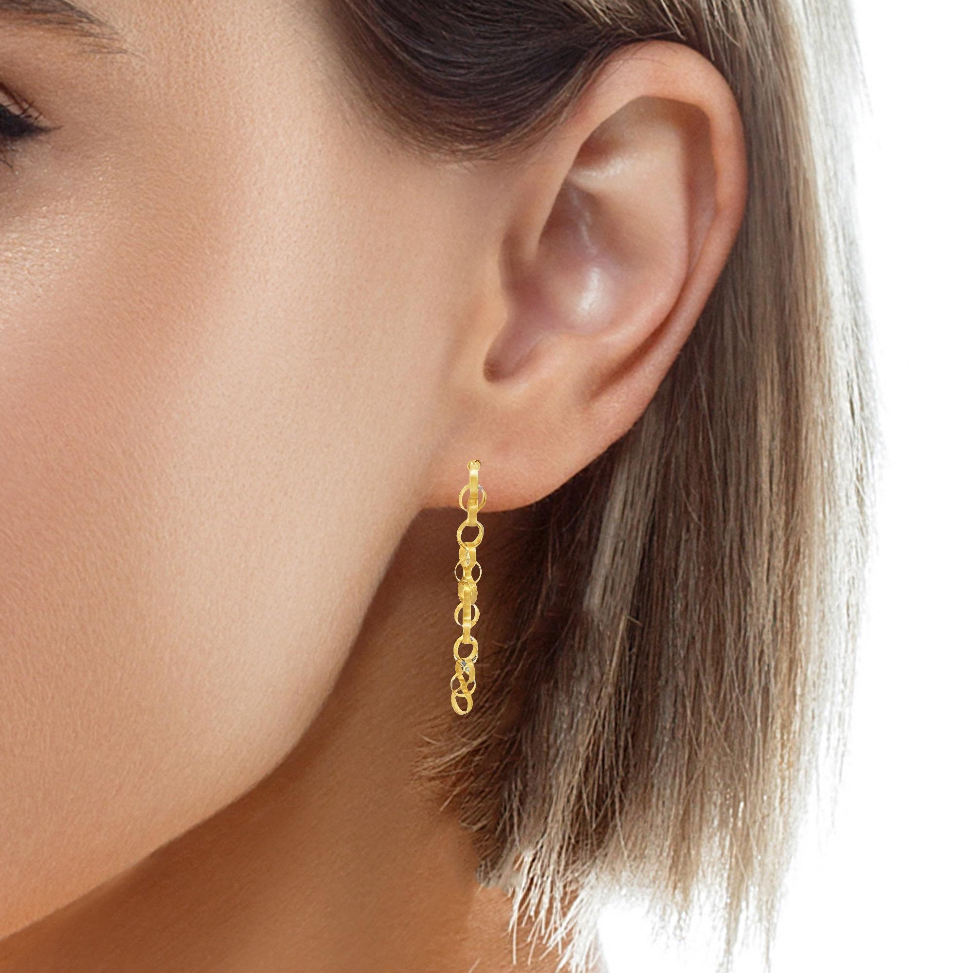 Der Ohrh&auml;nger Gold 750 ist ein eleganter Ohrschmuck aus 18 Karat Gold  perfekt f&uuml;r stilvolle Anl&auml;sse. Diese Ohrstecker, Modellnummer OHRH&Auml;NGER, passen hervorragend zu jedem Outfit und verleihen Ihrem Look einen Hauch von Luxus. Tragen Sie sie mit hochgestecktem Haar oder kurzen Frisuren, um die Ohrringe optimal zur Geltung zu bringen. Ideal f&uuml;r besondere Anl&auml;sse. Dazu passendes Armband erh&auml;ltlich