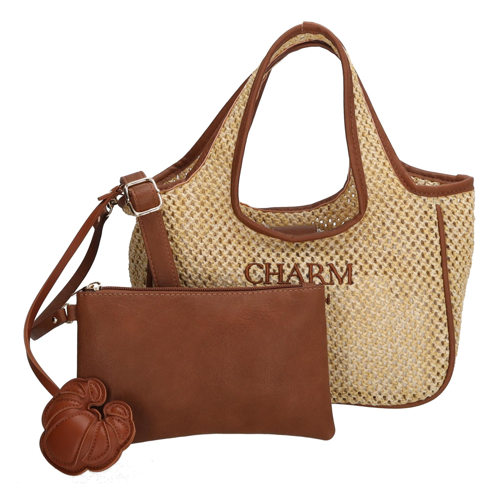 De Charm London Shoreditch Handtas is een stijlvolle handtas met een moderne riet look en een praktische indeling. De tas sluit met een drukknoop waardoor je snel bij je spullen kunt en alles netjes bij elkaar blijft. Het elegante ontwerp maakt deze handtas geschikt voor dagelijks gebruik of een dagje uit.

Binnenin vind je een ritsvak en een insteekvak om je essentials overzichtelijk op te bergen. Daarnaast is de handtas voorzien van een los binnentasje voor kleine items, ideaal voor spullen die je apart wilt houden. Aan de achterkant zit een extra ritsvak voor items die je snel bij de hand wilt hebben. De croissant bag charm geeft de tas een speelse en trendy finishing touch. Dankzij de lange verstelbare en afneembare schouderband draag je de handtas ook comfortabel over de schouder of crossbody.

Kenmerken:

Handtas met riet look
Sluit met drukknoop
Ritsvak aan de binnenkant
Insteekvak aan de binnenkant
Achterritsvak
Los binnentasje voor kleine essentials
Lange verstelbare en afneembare schouderband
Croissant bag charm