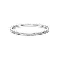 De TI SENTO Bracelet modelnummer 23045ZI is een stijlvolle armband van een niet-gespecificeerd merk. Met zijn verfijnde ontwerp en hoogwaardige materialen voegt deze armband elegantie toe aan elke outfit. Draag het solo voor een subtiele look of combineer met andere sieraden voor een trendy statement. Perfect voor zowel dagelijks gebruik als speciale gelegenheden.