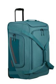 Reis comfortabel en georganiseerd met deze praktische reistas met wielen in moderne petrol kleur. Met afmetingen van 68 x 39 x 38 cm en een ruime inhoud van 98 liter is deze tas perfect voor vakanties of langere trips.
De tas is vervaardigd uit gerecycled polyester met een beschermende TPU-coating, waardoor hij extra duurzaam en bestand is tegen vocht en slijtage. Met een licht gewicht van slechts 2,4 kg neem je moeiteloos meer bagage mee.
Dankzij de twee soepele wielen en dubbele trekstang verplaats je de tas eenvoudig, terwijl de meerdere handvatten (boven-, bodem- en centraal) zorgen voor flexibiliteit bij het tillen. De drie buitenvakken bieden snelle toegang tot essentials onderweg.
Binnenin beschikt de tas over een handig schoenenvak, een mesh vak en gekruiste inpakriemen om je spullen netjes en overzichtelijk op te bergen.
Een duurzame en veelzijdige reistas voor elke reis, geleverd met wettelijke garantie voor extra zekerheid.