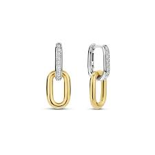 TI SENTO Oorbellen Verguld, modelnummer 7831ZY, bieden verfijnde elegantie. Deze prachtige hoepel oorbellen, gemaakt van hoogwaardige materialen, stralen luxe uit. Perfect voor zowel alledaags gebruik als speciale gelegenheden. Draag ze met opgestoken haar of bij een chique outfit om de gouden glans en verfijnde details te accentueren. Een tijdloze aanvulling op elke sieradencollectie.