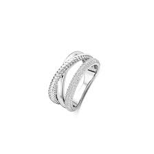 De TI SENTO Ring modelnummer 12422ZI/54 is een schitterende juweelring voor dames met maat 54. Deze elegante ring straalt luxe uit en is perfect te combineren met zowel casual als formele outfits. Draag het als een statement piece op zichzelf of combineer het met andere sieraden voor een gelaagde look. Perfect voor elke gelegenheid.