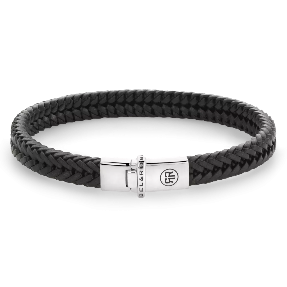 De Small Braided Hermes armband van Rebel and Rose is een handgemaakte armband met volledig zilveren sluiting. Het zwarte leer is 7,3 mm breed en met veel zorg en vakmanschap gelooid door de ambachtslieden van Rebel and Rose. Prachtig rundleer dat mooier en soepeler wordt naarmate je het langer draagt. Ze doen het perfect in combinatie met onze Sterling Zilveren armbanden, ringen en kralen armbanden. Het leer moet worden &lsquo;ingedragen&rsquo; dus mag in het begin iets strakker zitten dan je zou willen. Meet je polsomtrek op en kijk in de maattabel voor de juiste keuze.