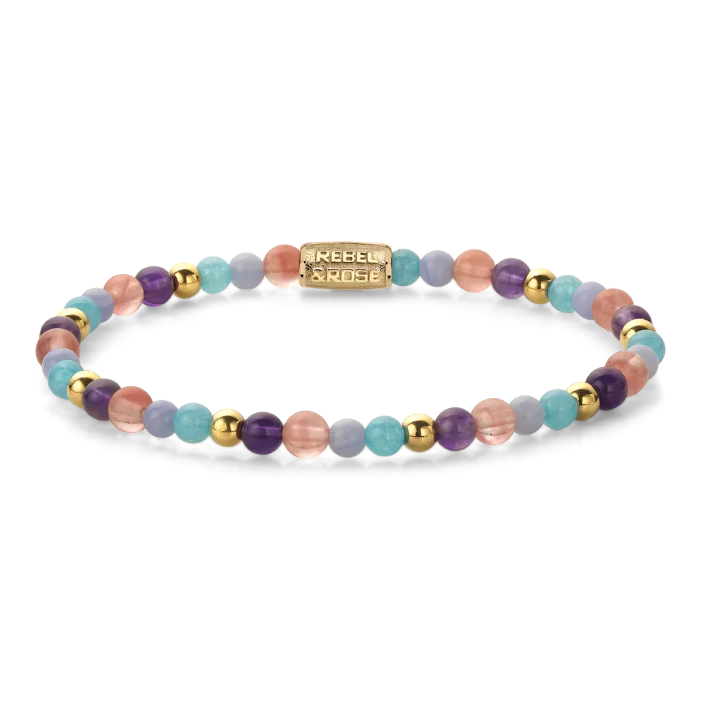Bead armband, handgemaakt van 4 mm stenen (jade blauw, blauwe agaat, kersen kwarts, amethist, roestvrij staal ionplated) met een goudkleurige roestvrijstalen sluiting. De sieraden van Rebel & Rose zijn gemakkelijk te combineren met onze andere kralenarmbanden.