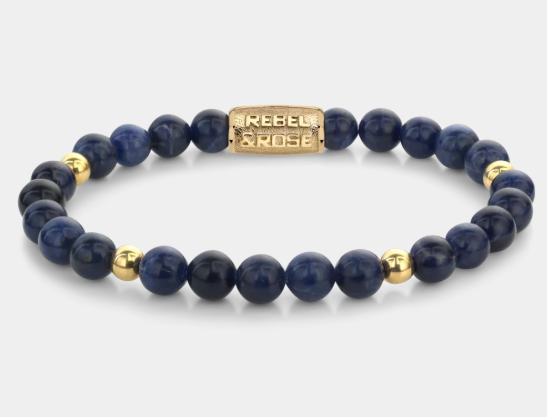Bead armband, handgemaakt van 6mm blauwe Sodaliet stenen met 18 karaat goud ion-plated edelstalen stenen en een 18 karaat goud ion-plated edelstalen sluiting. Het Rebel & Rose sieraad is makkelijk te combineren met andere leren of kralenarmbanden.
