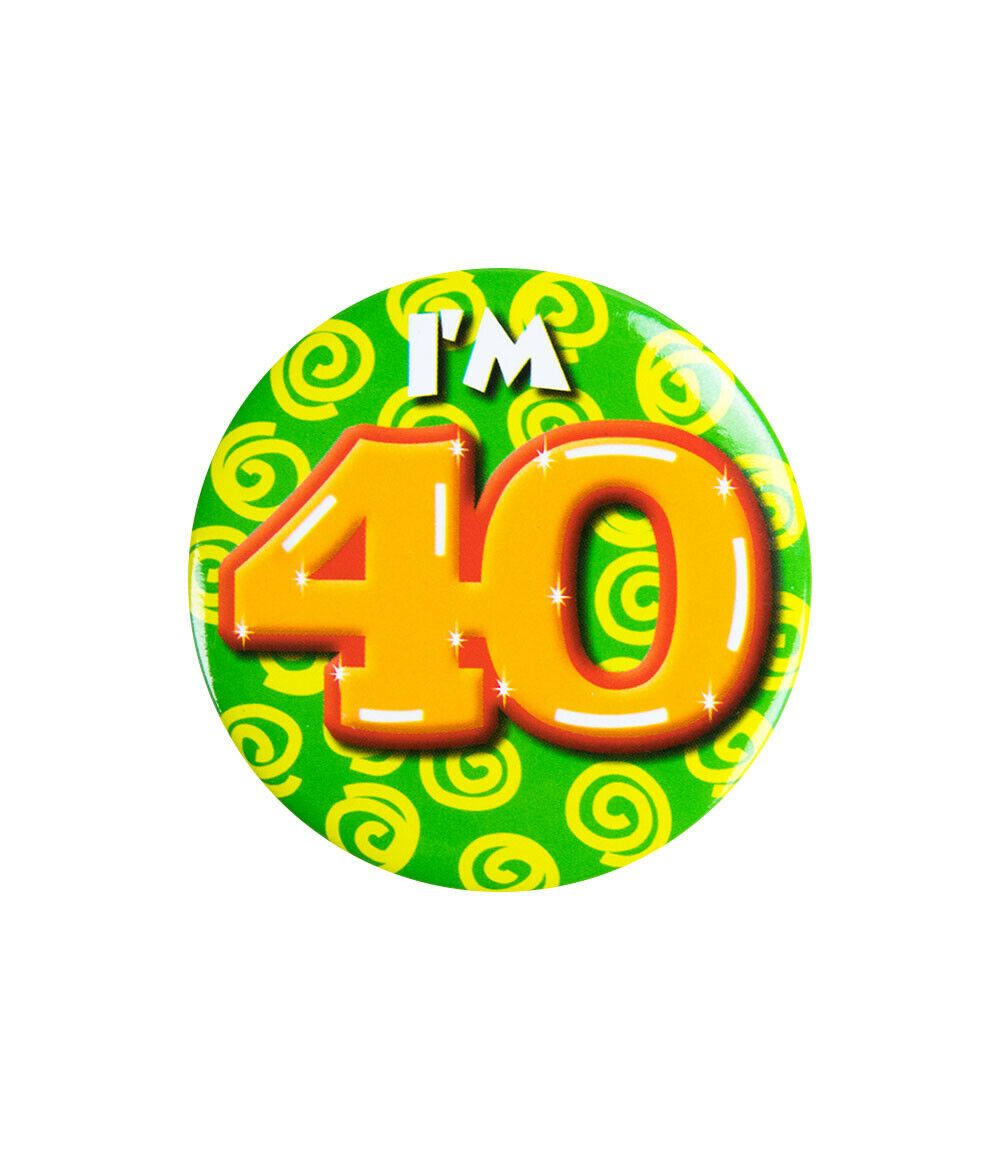De Button klein - ik ben 40, modelnummer 6014740, van een niet-gespecificeerd merk, valt binnen de categorie SPEELGOED_HOBBY_FEEST. Dit product is perfect voor feestelijke gelegenheden en verjaardagen. Draag de button prominent op je kleding om je leeftijd trots te tonen. Voeg het toe aan je outfit voor een leuke en speelse uitstraling tijdens elk feest!
