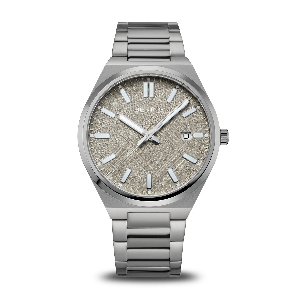  Gestructureerd. Precisie. Karakter &ndash; een ontwerp dat helderheid en diepte combineert.  Dit herenhorloge uit de BERING Classic-collectie combineert Scandinavisch minimalisme met een krachtig, getextureerd grijs oliepers-wijzerplaatdesign. De structuur doet denken aan bevroren landschappen of natuursteen &ndash; ingetogen, maar visueel boeiend. Opgelegde indexen en lichtgevende wijzers zorgen voor perfecte leesbaarheid. De datumaanduiding op 3 uur voegt praktische functionaliteit toe.  De ronde kast van geborsteld roestvrij staal is slechts 6 mm dik en oogt strak en mannelijk. De meerkleurige schakelband van roestvrij staal met vouwsluiting draagt comfortabel en sluit visueel perfect aan op het ontwerp. Plat saffierglas biedt uitstekende krasbestendigheid.  Voorzien van een nauwkeurig quartz uurwerk en waterbestendig tot 5 ATM.  Voor mannen die kracht vinden in eenvoud &ndash; gestructureerd, stijlvol en onmiskenbaar BERING. 