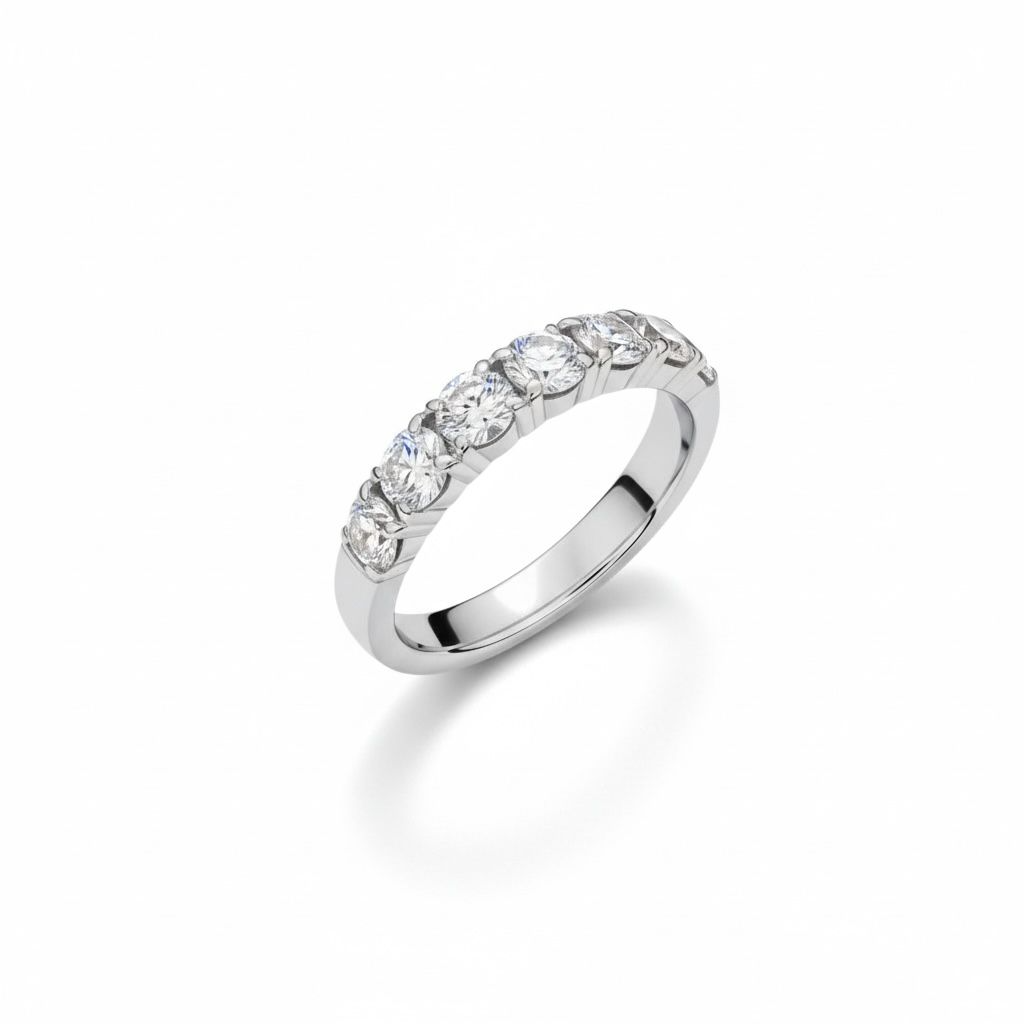 14 karaat witgouden memoire ring met 7x0.17 caraat briljanten van totaal 1.19 caraat.