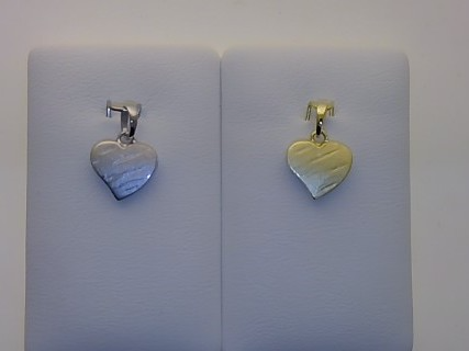 Der Sortiment Anh&auml;nger Silber Herz, Modellnummer 88/198969, ist ein eleganter Schmuckanh&auml;nger in Herzform aus hochwertigem Silber. Ideal als pers&ouml;nlicher Talisman oder liebevolles Geschenk. Perfekt an einer Silberkette getragen, um das Dekollet&eacute; stilvoll zu betonen. Kombinierbar mit anderen Schmuckst&uuml;cken f&uuml;r einen individuellen Look. Ein Must-have f&uuml;r jeden Schmuckliebhaber.