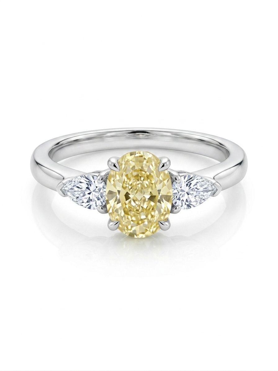 De Witgouden Fancy Gele Lab Grown Ovale Diamanten Ring (modelnummer LGRX4913) heeft een 1,14 caraat VS1 gele lab-diamant in een elegante ovale vorm, gezet in 14-karaats goud. Het is perfect voor verlovingen. Ideaal te dragen met bijpassende witgouden sieraden om de stralende gele diamant extra te accentueren en een luxueuze uitstraling te geven.