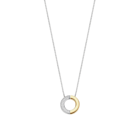 Deze Contrast Zirkonia ketting is vervaardigd uit hoogwaardige kwaliteit 925 sterling zilver en heeft een verfijnd, tijdloos ontwerp. Het cirkelvormige element is uitgevoerd in een contrasterend design, waarbij &eacute;&eacute;n zijde goudkleurige is en de andere zijde is bezet met zirkonia steentjes. De combinatie van gladde goudkleur en fonkelende zirkonia zorgt voor een elegant lichtspel en een moderne uitstraling.

Het open gedeelte in het midden van de cirkel geeft het ontwerp extra diepte en versterkt het lichte, verfijnde karakter van de ketting. Het zilveren kettinkje houdt het geheel in balans en maakt deze ketting eenvoudig te combineren met andere zilveren of goudkleurige kettingen. Een tijdloos collier dat zowel solo gedragen kan worden als onderdeel van een gelaagde look. 34120ZY/42 Circles & Cross-over ketting

De Circle & Cross-Over collectie is al jaren een bestseller binnen TI SENTO. Ronde vormen en kruisende lijnen zorgen voor een gelaagd, sculpturaal silhouet dat tijdloos oogt met een moderne uitstraling. De bi-colour combinatie van zilver en goudkleur cre&euml;ert een veelzijdige basis voor het mixen en layeren van stijlen, van dag tot avond.

Ronde, gelaagde silhouetten &bull; Iconische bi-colour ontwerpen &bull; Ook verkrijgbaar in mono- en tri-colour &bull; 925 sterling zilver met platinum, goud- of ros&eacute;plating &bull; Verfijnde pav&eacute; details &bull; Ontworpen om te combineren