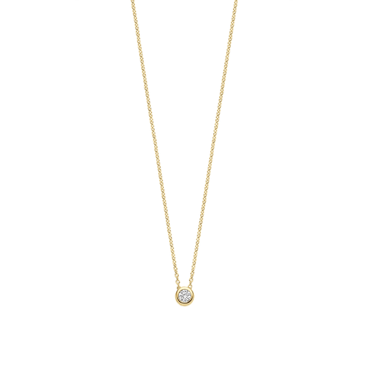 Deze goudkleurige ketting is vervaardigd uit hoogwaardige kwaliteit 925 sterling zilver en uitgevoerd met een centraal geplaatst zirkonia steentje in een ronde zetting. Het verfijnde ontwerp zorgt voor een subtiel accent op de hals, waarbij de zirkonia het licht op een zachte manier vangt en reflecteert. De ronde zetting geeft de ketting een tijdloze en elegante uitstraling.

Dankzij het slanke kettinkje en het minimalistische ontwerp is deze goudkleurige zirkonia ketting eenvoudig te combineren met andere kettingen. Tegelijkertijd komt het centrale steentje ook prachtig tot zijn recht wanneer de ketting solo wordt gedragen als subtiele eyecatcher. 34124ZY/42 Classics ketting

De Classics Collectie vormt de basis van een tijdloze sieradencollectie. Een zorgvuldig samengestelde selectie waarin helderheid, proportie en vakmanschap centraal staan. Ontwerpen die niet trends volgen, maar hun kracht vinden in consistentie en verfijning. Stenen in verschillende vormen en groottes brengen nuance en diepte, terwijl pav&eacute;- en solitaire elementen zorgen voor een subtiele, ingetogen glans. De collectie biedt veelzijdigheid in styling, zowel solo gedragen als gecombineerd met meer uitgesproken designs.

&bull; Tijdloze essentials voor elke dag &bull; Rijke variatie in pav&eacute;, solitaire en steendetails &bull; 925 sterling zilver, vaak verrijkt met goudplating &bull; Subtiele pav&eacute; details en stenen &bull; Gemaakt om te combineren en te layeren