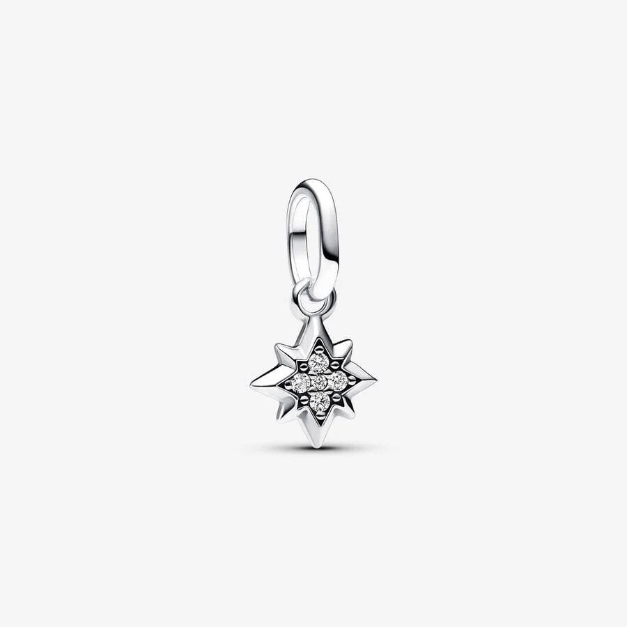 Pandora Me Charm Star Dangle 793370C01 is een schitterende hanger, perfect als sieraad. Deze stervormige bedel straalt en voegt een unieke touch toe aan je sieradencollectie. Draag het aan je favoriete armband of ketting om je persoonlijke stijl te benadrukken. Ideaal voor dagelijks gebruik of speciale gelegenheden. Voeg een sprankje sterrenstof toe aan je look!