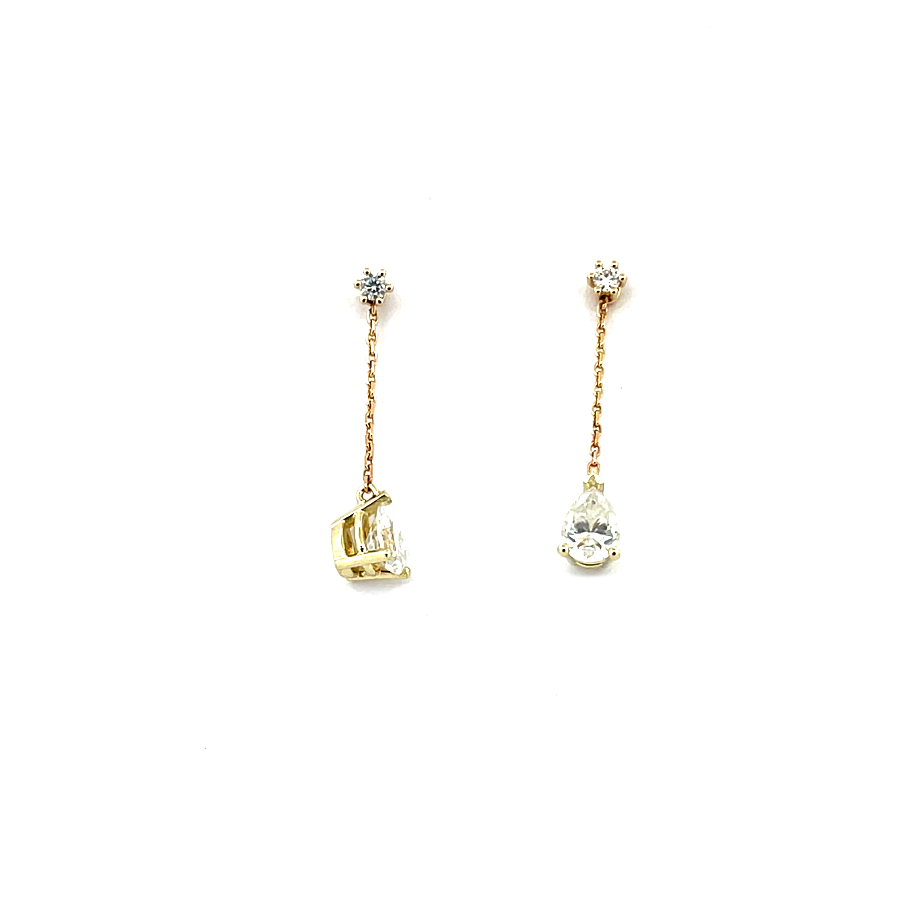 Deze prachtige hangers vallen op door de peervormige moissaniet in een minimalistische zetting waardoor het een chique uitstraling heeft.

Zoals afgebeeld hangen ze aan gouden oorstekers met moissaniet, deze zijn apart verkrijgbaar.
Maak een afspraak en kom deze sierlijke oorhangers passen! Of bestel haar gelijk, dan sturen we deze mooi verpakt naar je toe.