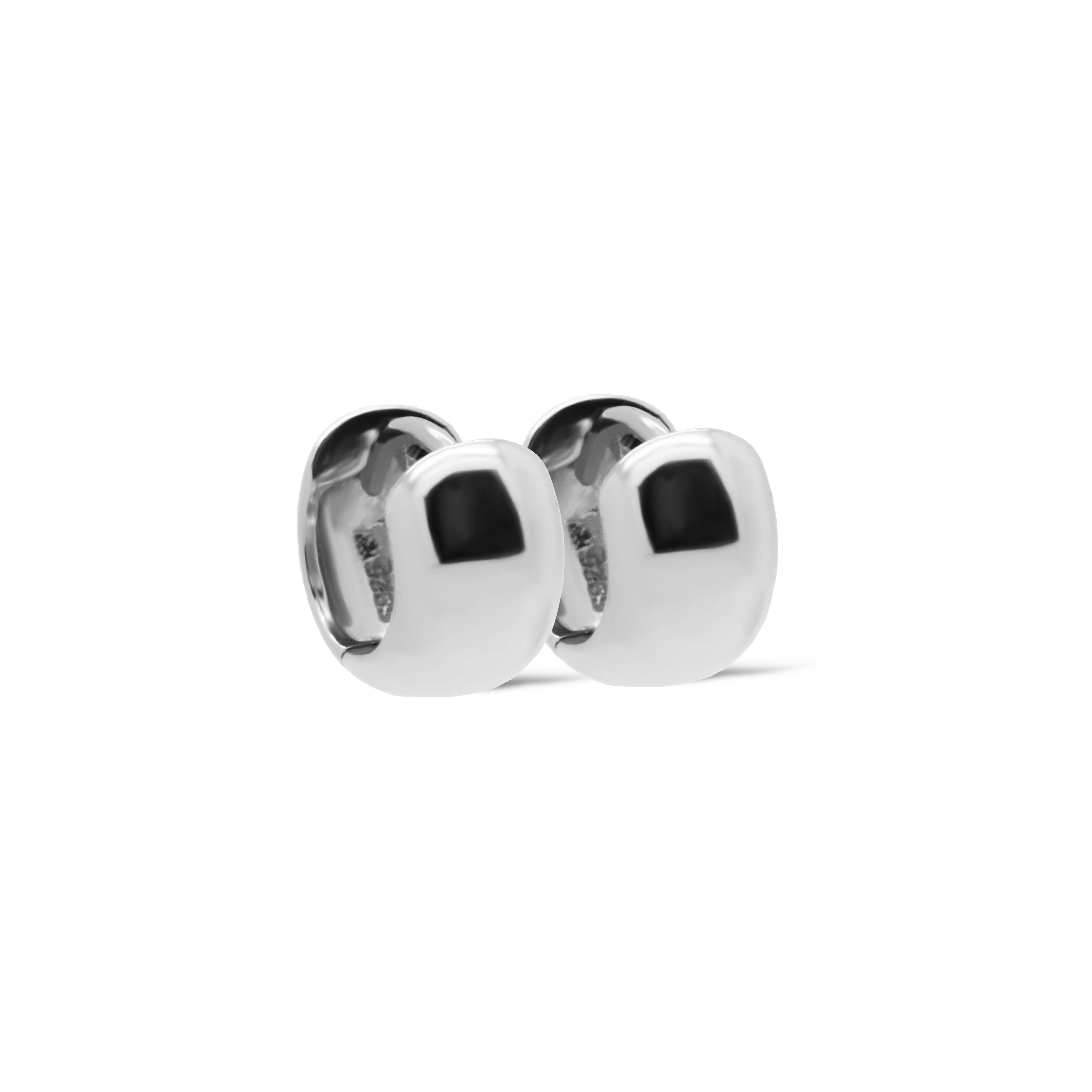 De 925 sterling zilveren sieraden van KARMA Jewelry worden met de hand gemaakt, waarbij elk detail met zorg en aandacht wordt afgewerkt. Dat geeft de sieraden een verfijnde uitstraling en maakt ieder sieraad uniek. De collectie bestaat uit sieraden van 925 sterling zilver en goudkleurige, vergulde varianten.