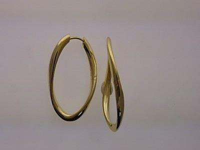 Entdecken Sie das elegante Creolen Paar Modellnummer 88/199639. Diese zeitlosen Schmuckst&uuml;cke fallen unter die Kategorie &ldquo;JEWEL&rdquo; und sind vom Typ &ldquo;HOOP_EARRINGS&rdquo;. Perfekt f&uuml;r jeden Anlass, lassen sie sich ideal mit Hochsteckfrisuren oder offenem Haar kombinieren, um einen klassischen und stilvollen Look zu kreieren. Ein Muss f&uuml;r jede Schmucksammlung.