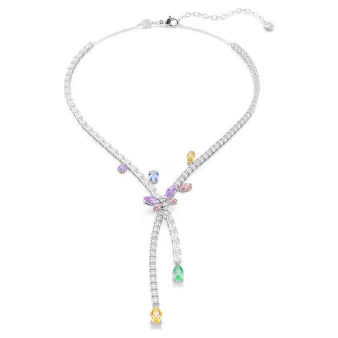 Deze crossover-ketting zit vol verbeelding, intrige en verrassingen. De ketting met rhodium toplaag is bezet met heldere Swarovski Zirkonia in Round- en Baguette-slijpvorm, terwijl een verscheidenheid aan pastelkleurige Swarovski Zirkonia het sieraad extra creativiteit geeft. Het centrale libellemotief in roze en paars verleent de ketting een vleugje transformerende kracht.

Artikelnr.: 5737424
Collectie:  Ariana Grande x Swarovski
Lengte (minimum - maximum): 38 - 45 cm
Breedte: 0.8 cm
Y Lengte motief: 6.7 cm
Materiaal:  Kristallen, Rodium-verguld, Cubic zirconia
Kleur:  Meerkleurig
Type sluiting:  Schuifbare bal, Karabijn
