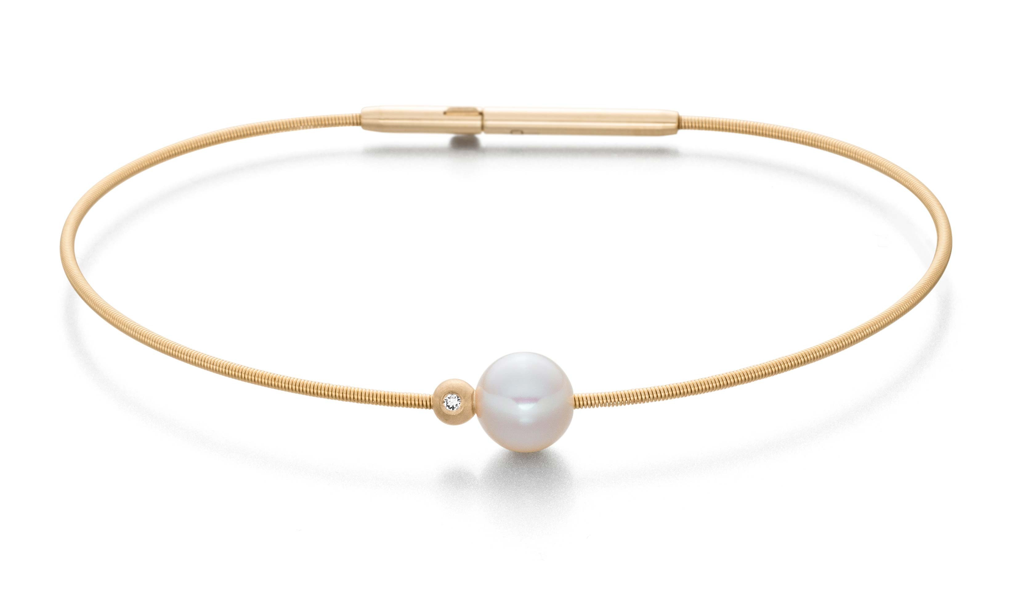 een staal vergulde armband van Eva Strepp model Star met een parel 7mm en diamantje briljant geslepen 0.009 crt. doorsnede 18mm.