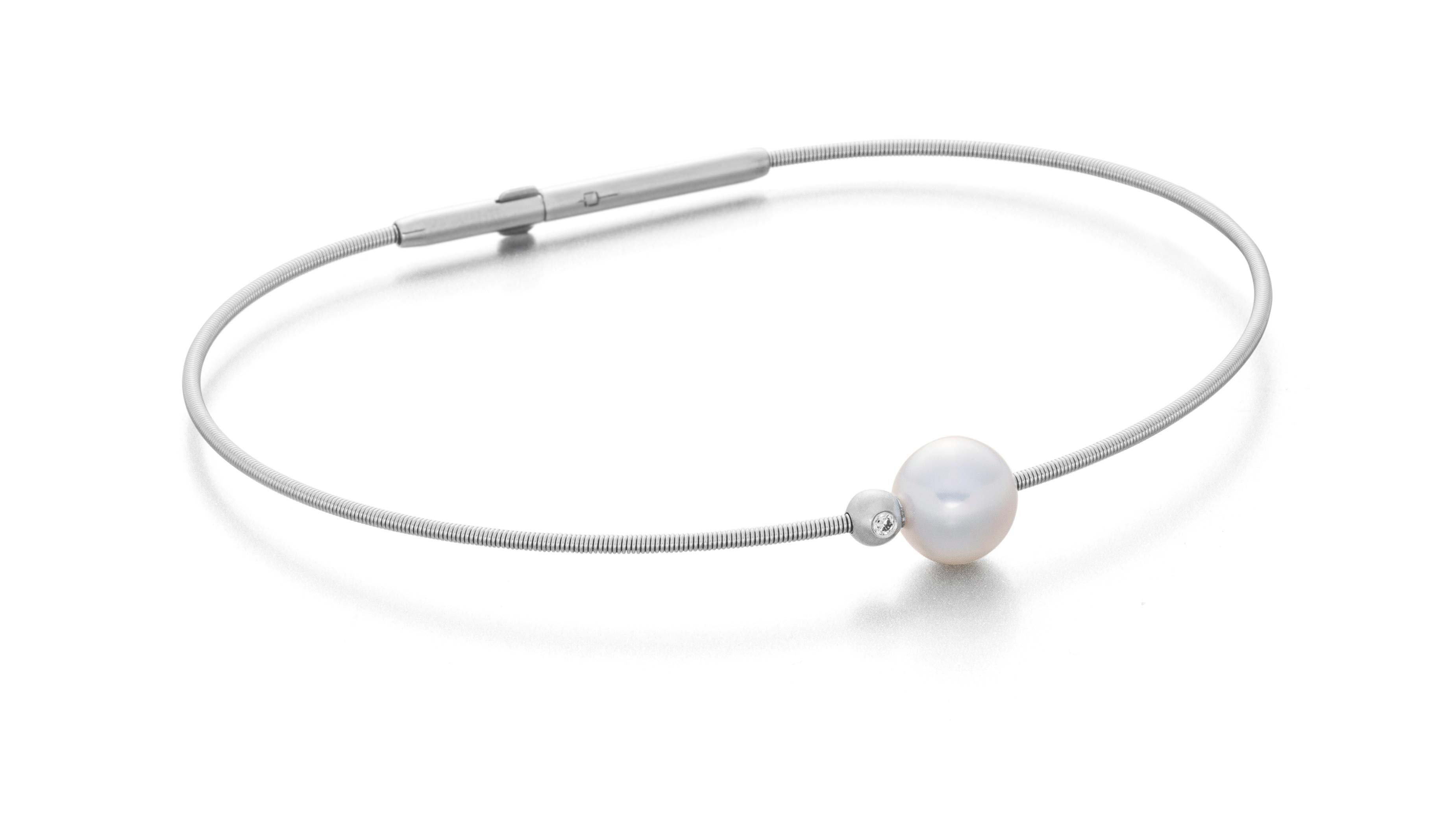 een stalen armband van Eva Strepp model Star met een parel 7mm en diamantje briljant geslepen 0.009 crt. Doorsnede armband 18 cm