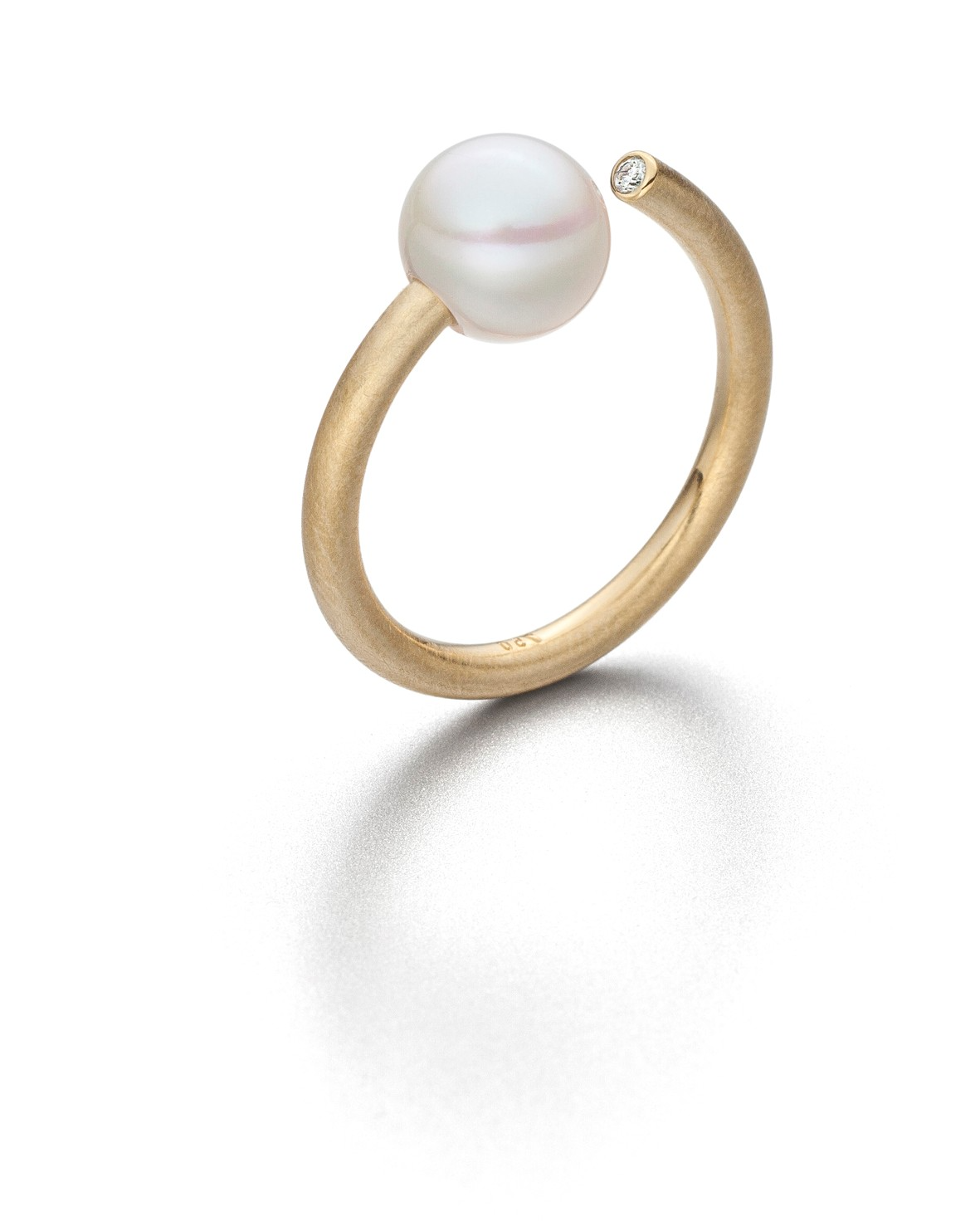 een 18 krts geelgouden ring Eva Strepp model Star met een parel  7,5mm en diamant briljant geslepen 0.015 crt