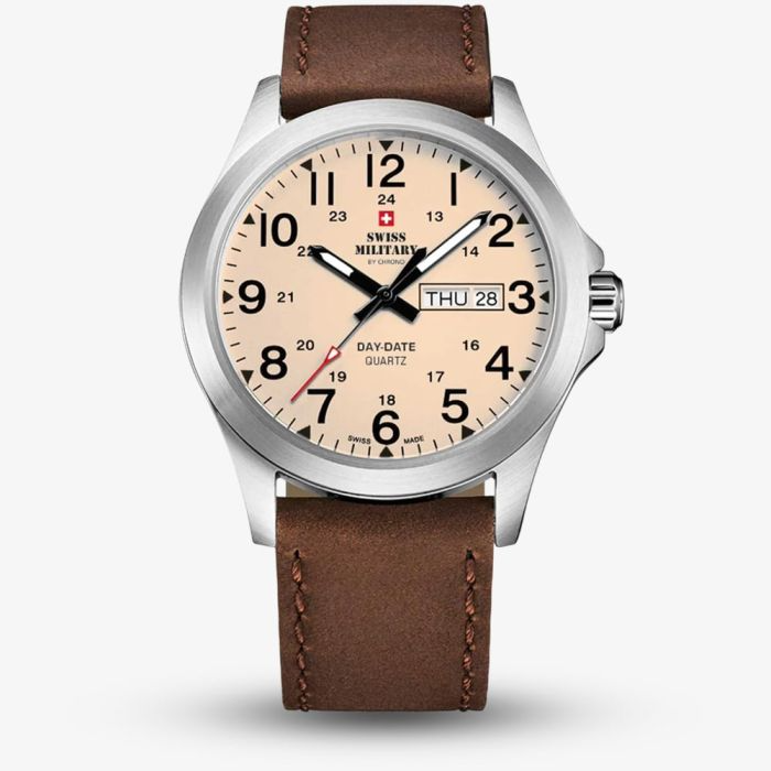 Die Swiss Military by Chrono Uhr besticht durch ihr 42 mm Edelstahlgeh&auml;use, braunes Echtlederarmband und beiges Zifferblatt. Mit Saphirglas, Quarzwerk und Datumsfunktion bietet sie Zuverl&auml;ssigkeit und Stil. Die runde Form, silberfarbene Geh&auml;use und Lichtfunktion erg&auml;nzen den eleganten Look. Perfekt f&uuml;r den t&auml;glichen Gebrauch oder formelle Anl&auml;sse.