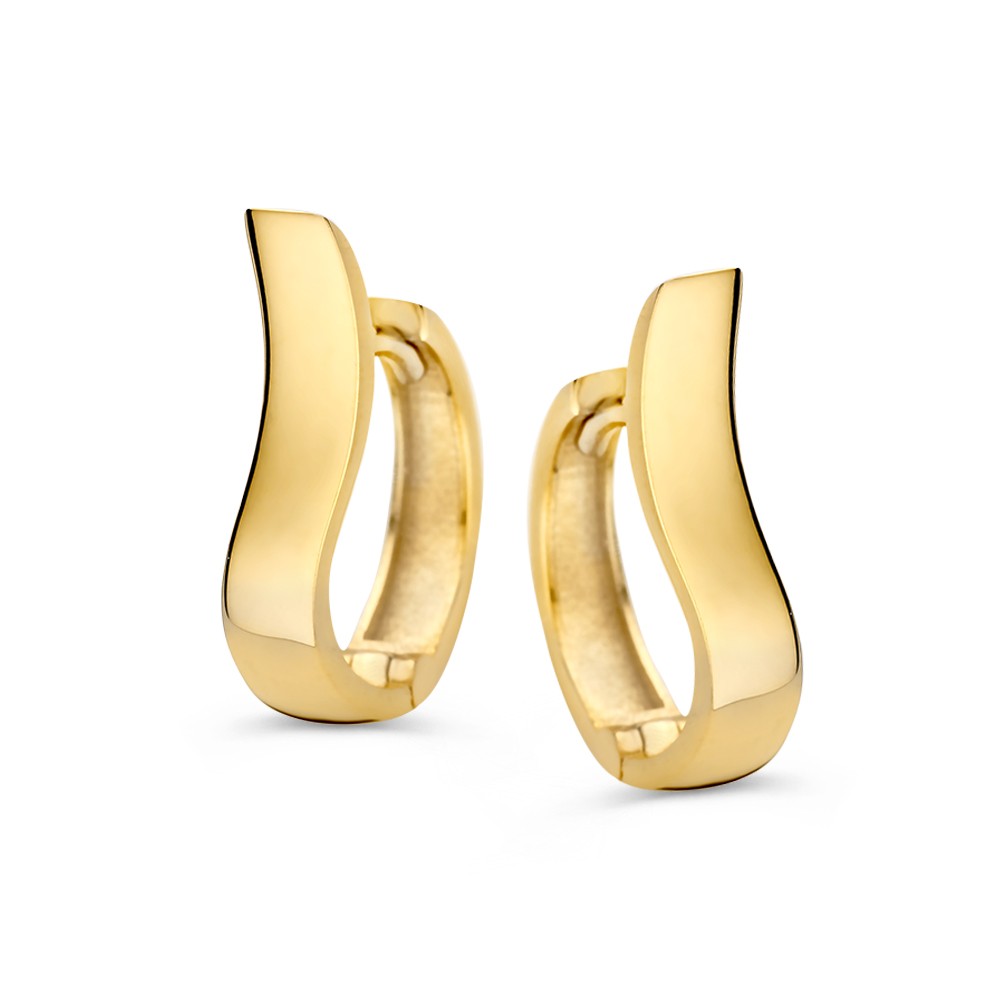 Deze 14 karaat geelgouden oorringen zijn de perfecte balans tussen klassiek en modern. Met hun strakke vorm en warme glans geven ze elke look een elegante en verzorgde uitstraling.
