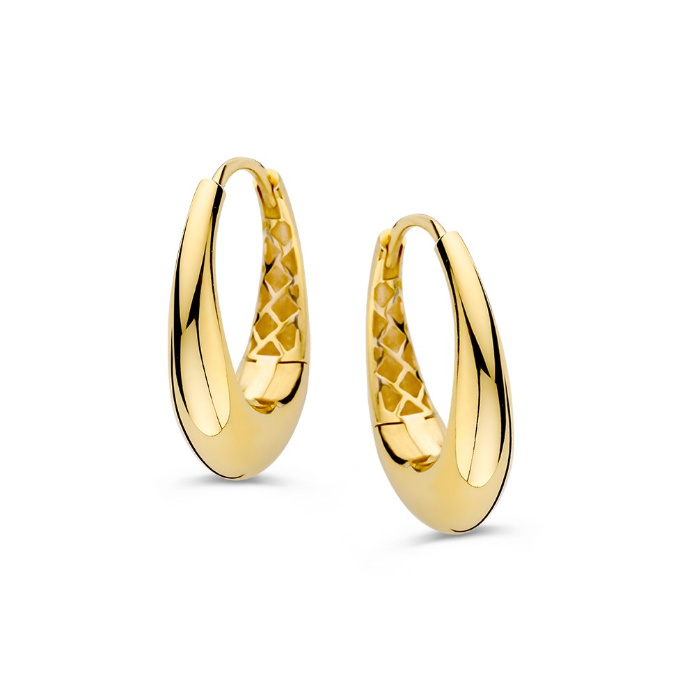 Deze 14 karaat geelgouden oorringen vallen op door hun verfijnde ovale vorm en subtiel taps toelopend design. Dit geeft ze een elegante, slanke uitstraling die n&eacute;t even anders is dan de klassieke ronde oorring.