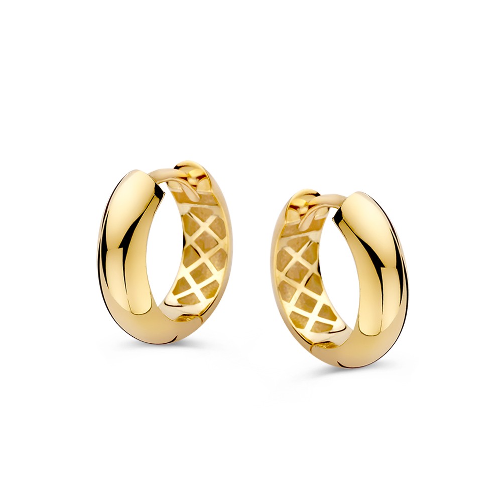 Deze 14 karaat geelgouden oorringen stralen pure eenvoud en elegantie uit. Het subtiele design en de warme glans van het goud zorgen voor een tijdloze uitstraling die moeiteloos bij elke look past.
