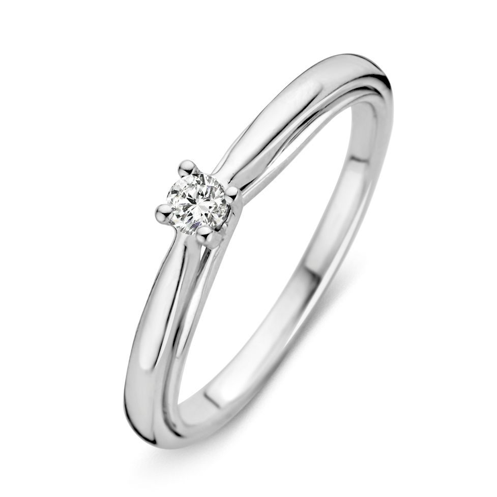 Deze 14kt gouden ring, model RG216245-52, is een prachtige keuze met een schitterende briljant van 0.09 crt in H/SI kwaliteit. De ring weegt 2 gram en heeft een breedte van 3.9 mm met een diameter van 52. Perfect voor dagelijkse elegantie of speciale gelegenheden. Combineer het met andere gouden sieraden voor een chique look.