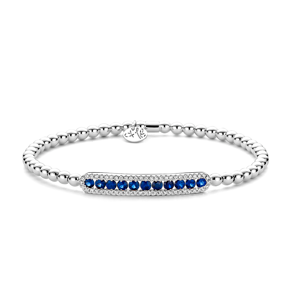 Elegante stretch armband uit de Tresore collectie van Hulchi Belluni, vervaardigd in 18k witgoud en afgewerkt met een verfijnde rij blauwe saffieren en fonkelende diamanten. Deze comfortabele en luxueuze armband combineert moeiteloos tijdloze klasse met een moderne uitstraling voor dagelijks gebruik.