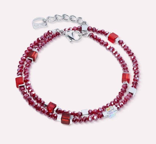 Het Coeur de Lion armband, Joyful Colours modelnummer 4460/30-0317, biedt een levendig ontwerp dat elke outfit opfleurt. Deze stijlvolle armband, gecategoriseerd als Juweel en specifiek het type Armband, is het best te dragen als accentstuk om een vrolijke touch te geven aan zowel casual als formele kleding. Combineer het met bijpassende sieraden voor een complete look.