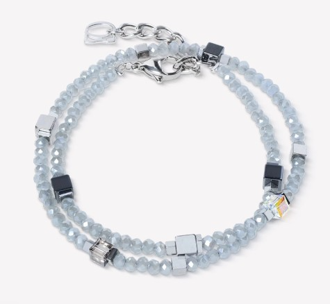 De Coeur de Lion Joyful Colours armband, modelnummer 4460/30-1217, valt onder de categorie sieraden en is een prachtig kleurrijke armband. Met een juweelgrootte van 195 mm is het ideaal voor een elegante en stijlvolle look. Draag deze armband als opvallend accessoire bij een casual of chique outfit voor een extra vleugje kleur.