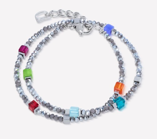 De Coeur de Lion armband, modelnummer 4460/30-1517, is een stijlvolle en kleurrijke accessoire. Met een juweelgrootte van 195 mm past het perfect om de pols. Het biedt een vrolijke mix van kleuren die elke outfit opvrolijkt. Draag het solo voor een subtiele look of combineer met andere sieraden voor een trendy gelaagd effect.