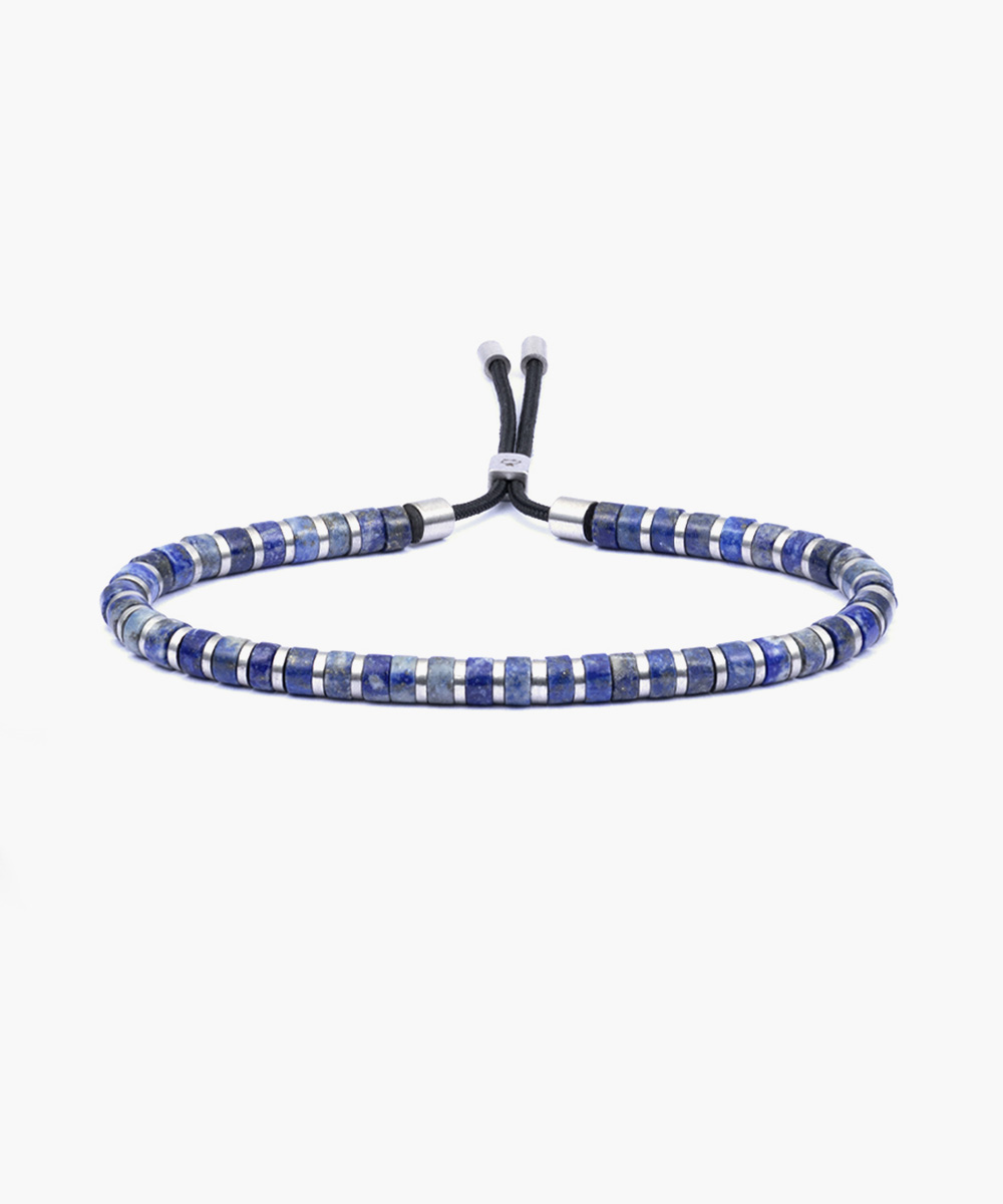 De Brontide 4mm belichaamt de stilte voor de storm. Ge&iuml;nspireerd door donder in de verte en aardse kracht, straalt hij rustige kracht en vertrouwen uit. Gemaakt met betekenisvolle edelstenen is dit verfijnde ontwerp perfect om solo te dragen of gelaagd voor een krachtiger effect. Wees de kracht, breng de donder.