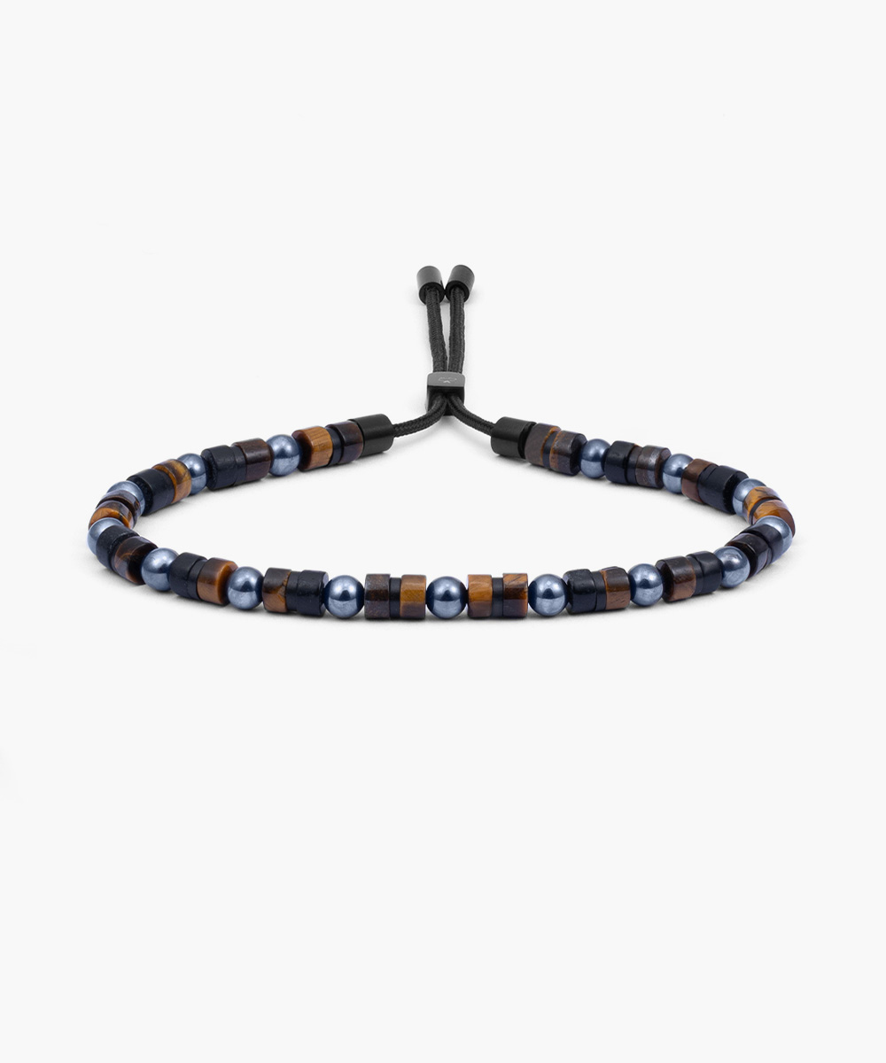 De Brontide 4mm belichaamt de stilte voor de storm. Ge&iuml;nspireerd door donder in de verte en aardse kracht, straalt hij rustige kracht en vertrouwen uit. Gemaakt met betekenisvolle edelstenen is dit verfijnde ontwerp perfect om solo te dragen of gelaagd voor een krachtiger effect. Wees de kracht, breng de donder.