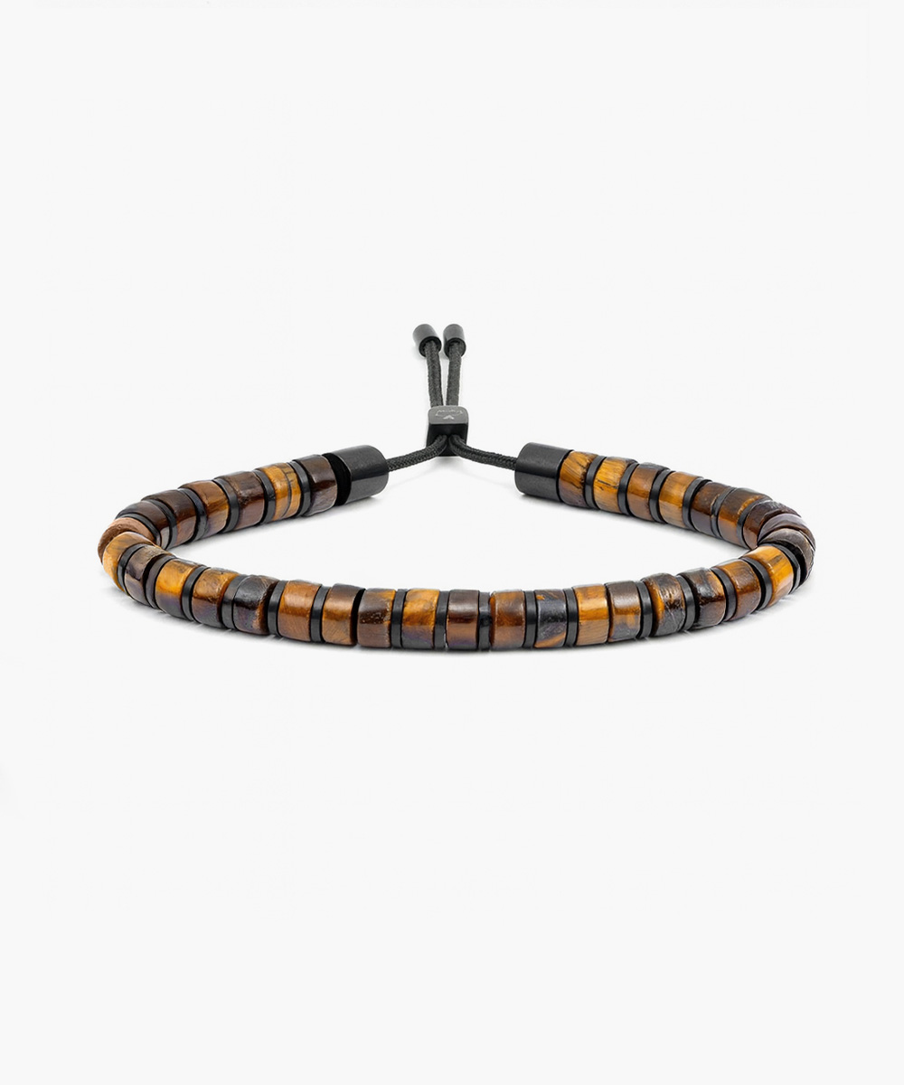 De Brontide 6mm belichaamt de stilte voor de storm. Ge&iuml;nspireerd door donder in de verte en aardse kracht, straalt hij rustige kracht en vertrouwen uit. Gemaakt met betekenisvolle edelstenen is dit verfijnde ontwerp perfect om solo te dragen of gelaagd voor een krachtiger effect. Wees de kracht, breng de donder.