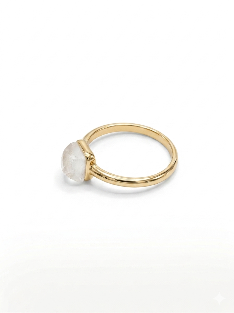 De PERONI & PARISE BONBON 14K ring, modelnummer BON/A01F, is een stijlvolle gouden ring met een elegante combinatie van MOP (parelmoer) en melkachtige kwarts inleg. Met een ringmaat van 56 en vervaardigd uit 14-karaats goud, straalt deze ring verfijning uit. Perfect om te dragen als statementstuk bij zowel formele als informele gelegenheden. Voeg een vleugje luxe toe aan je dagelijkse look.
