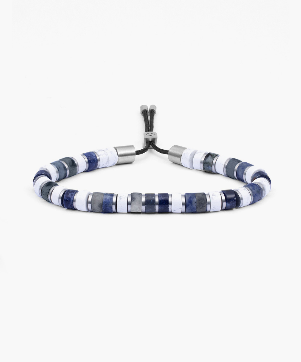 De Brontide 6mm belichaamt de stilte voor de storm. Ge&iuml;nspireerd door donder in de verte en aardse kracht, straalt hij rustige kracht en vertrouwen uit. Gemaakt met betekenisvolle edelstenen is dit verfijnde ontwerp perfect om solo te dragen of gelaagd voor een krachtiger effect. Wees de kracht, breng de donder.