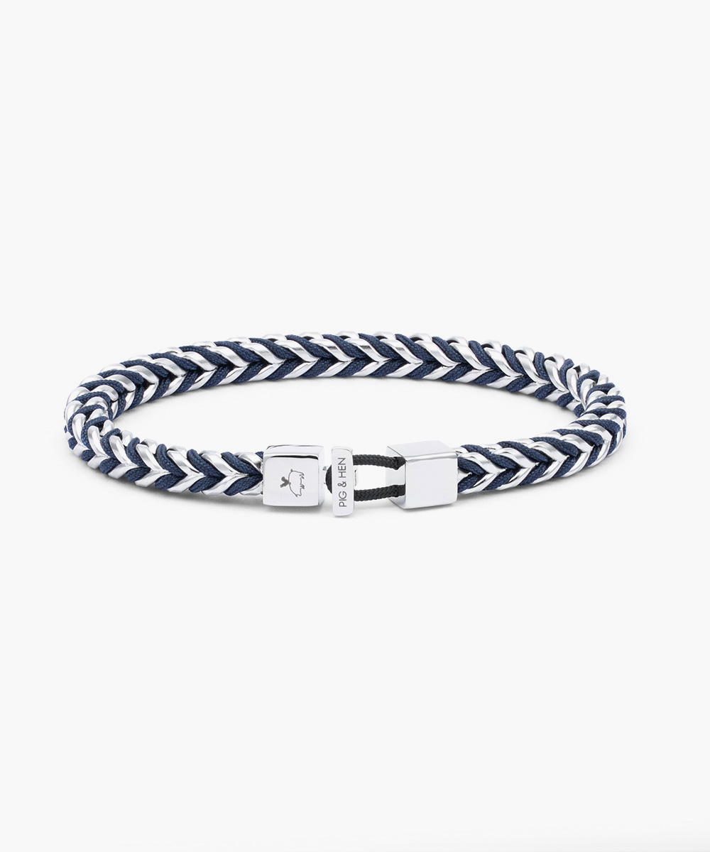 De Catena Foxtail is een naadloos ontwerp met scherpe lijnen dat veerkracht en verfijning uitstraalt. Gemaakt van hoogwaardig roestvrij staal met ons kenmerkende nautisch touw, verweven in het foxtail-patroon. De perfecte balans tussen kracht, stijl en vakmanschap.