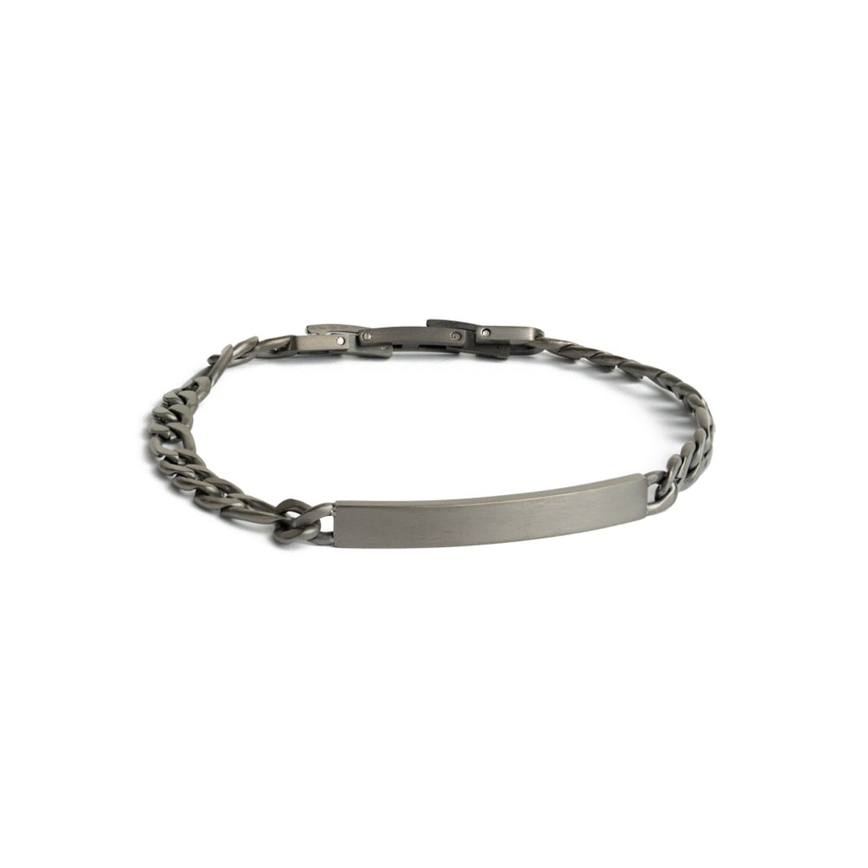 De Verto armband is een prachtige 5mm figaro armband met een op maat gemaakte sluiting. Hij is +-1 cm verstelbaar, dus je hoeft je niet al te veel zorgen te maken over de maatvoering.

De armband is gemaakt van duurzaam 316L roestvrij staal en is met de grootste zorg afgewerkt.
