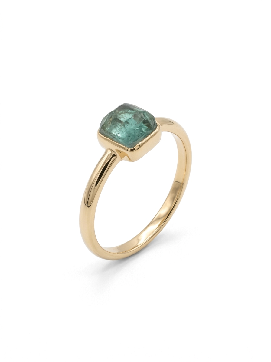 De PERONI & PARISE BONBON 14K RING, modelnummer BON/A01F47, is een verfijnde ring van 14 karaat goud, versierd met jade/prasioliet. De ringmaat is 54 en heeft een goudkleur. Perfect voor dagelijkse elegantie of speciale gelegenheden. Combineer het met andere gouden sieraden voor een harmonieuze look. Een tijdloze aanvulling op je sieradencollectie.