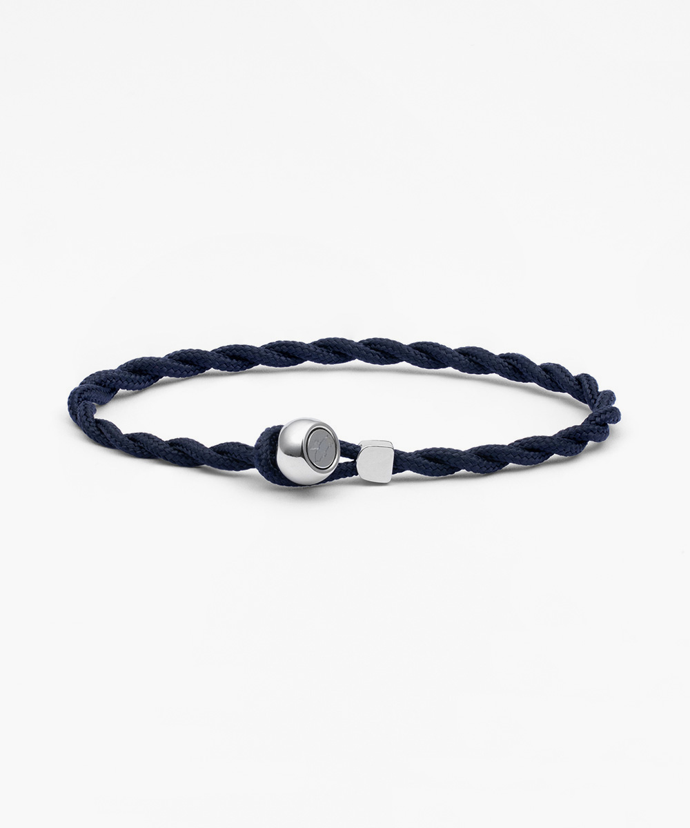 Easy Ed is een stijlvolle en duurzame armband, ontworpen voor zowel mannen als vrouwen. Gemaakt van hoogwaardige materialen, waaronder authentiek nautisch touw en roestvrij staal. De centrale knoop zorgt voor een minimalistische, ingetogen uitstraling.

Het verhaal achter de naam:
Ed is als een goede wijn &ndash; past overal bij. Hij is er altijd om te helpen of voor een harde lach met een koud glas bier. Maar pas op als hij teveel drinkt, dan krijg je een serenade cadeau. Niet per se een hemelse stem, maar w&eacute;l legendarisch.