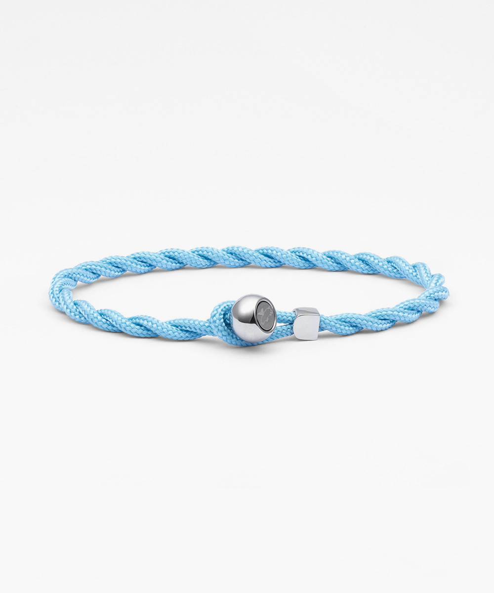 Easy Ed is een stijlvolle en duurzame armband, ontworpen voor zowel mannen als vrouwen. Gemaakt van hoogwaardige materialen, waaronder authentiek nautisch touw en roestvrij staal. De centrale knoop zorgt voor een minimalistische, ingetogen uitstraling.

Het verhaal achter de naam:
Ed is als een goede wijn &ndash; past overal bij. Hij is er altijd om te helpen of voor een harde lach met een koud glas bier. Maar pas op als hij teveel drinkt, dan krijg je een serenade cadeau. Niet per se een hemelse stem, maar w&eacute;l legendarisch.