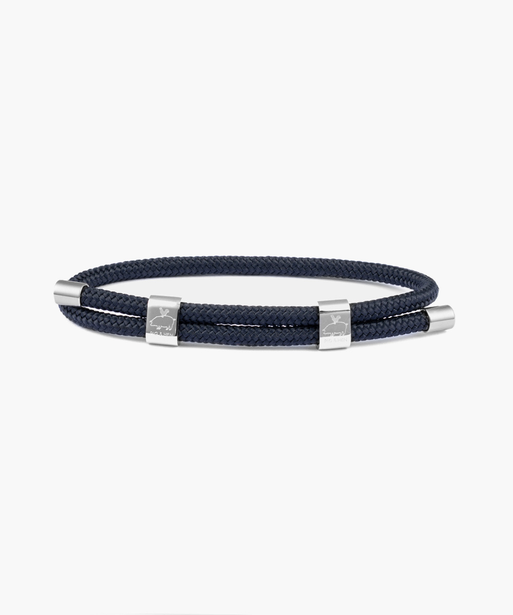 Little Lewis DBL heeft drie stijlvolle schuivers van roestvrij staal die het authentieke nautische touw op zijn plaats houden en zorgen voor een perfecte pasvorm. Verkrijgbaar in verschillende kleuren, ingetogen en mannelijk, en staat net zo goed bij een T-shirt als onder de manchet van een wit overhemd.

Het verhaal achter de naam:
Een echte ambachtsman. We noemen hem Little omdat hij de kleine dingen in het leven waardeert en omdat we altijd willen dat hij net iets sneller werkt. Elk stuk dat hij maakt is een meesterwerk, Lewis heeft een vlijmscherp oog voor detail. Als hij nu ook nog een oog had voor de tijd.