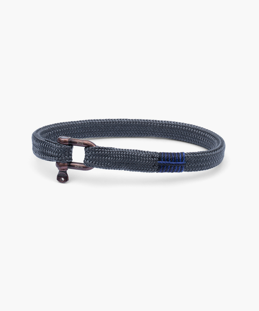 Vicious Vik is gemaakt van authentiek nautisch touw en heeft een stijlvolle sluiting van roestvrij staal. Het touw is vakkundig gevlochten en zorgt voor een verfijnde en opvallende look. Als je op zoek bent naar een armband die stijl, betekenis en duurzaamheid combineert, is dit de juiste keuze.

Het verhaal achter de naam:
Waarom krijgen de foute mannen altijd de mooiste vrouwen? We hebben geen idee, maar het clich&eacute; past perfect bij onze vriend Vicious Vik. Hij breekt harten met zijn meedogenloze charme. Je zou hem bijna bewonderen als hij niet zo koel en berekenend was. Het is beter om aan zijn kant te blijven.