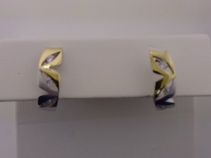 Diese Creolen, Modellnummer 88/197042, zeichnen sich durch ihr edles Bicolor-Design und funkelnde Zirkonia-Steine aus. Perfekt f&uuml;r besondere Anl&auml;sse, lassen sie sich wunderbar zu eleganter Abendgarderobe kombinieren und setzen glamour&ouml;se Akzente. Optimal tragbar sind sie bei hochgesteckten Haaren, um ihre Sch&ouml;nheit ganz zur Geltung zu bringen. Ein Muss f&uuml;r jeden Schmuckliebhaber!