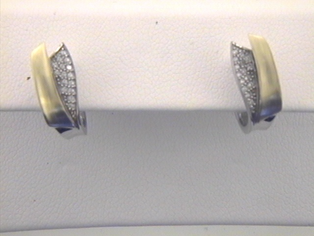 Creolen Paar Creolen mit Modellnummer 88/189760 sind edle Schmuckst&uuml;cke aus Silber. Diese Creolen, ohne Hochglanz, sind mit funkelnden Zirkonia-Steinen verziert. Der beste Weg, sie zu tragen, ist als elegantes Accessoire zu einem schicken Outfit, egal ob tags&uuml;ber oder abends. Perfekt f&uuml;r besondere Anl&auml;sse oder um jedem Look eine stilvolle Note zu verleihen.