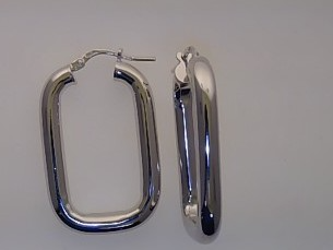 Das Produkt Paar Creolen Silber eckig, Modellnummer 395/199570, geh&ouml;rt zur Kategorie Schmuck, speziell zu den Kreolen. Diese eleganten, eckigen Silbercreolen verleihen jedem Outfit einen modernen Touch. Am besten mit l&auml;ssiger oder formeller Kleidung kombinieren, um einen stilvollen Akzent zu setzen. Ideal f&uuml;r den t&auml;glichen Gebrauch oder besondere Anl&auml;sse.