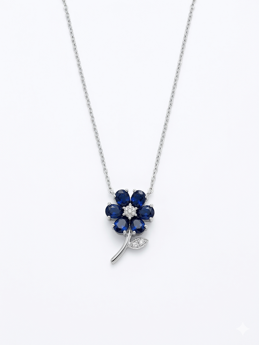 Deze verfijnde 18 karaat witgouden ketting is voorzien van een prachtig saffierbloemetje met een blauwe saffier van 1.77 caraat en schitterende marquise diamant van 0.10 caraat. De marquise geslepen edelstenen voegen extra elegantie toe. Perfect om te dragen bij een avondjurk of een chique gelegenheid, deze ketting straalt luxe en klasse uit.